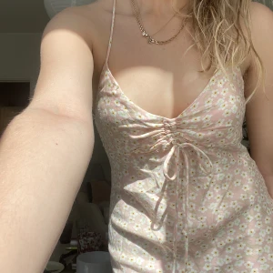 ZARA blommig klänning satin - Superfin blommig klänning i satin💐 fint skick!