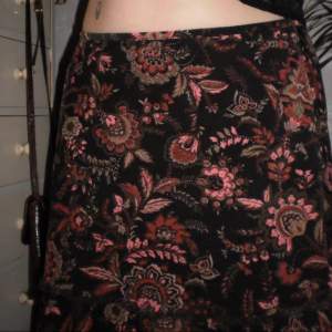 jättefin kjol med mönster. typ storlek S om du vill ha det lowwasited men passar större som highwaisted också!!