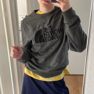 The North Face sweatshirt - Sweatshirt från the north face i väldigt bra skick. Storlek xs från herravdelningen och passar mig med s. Nypris 850kr