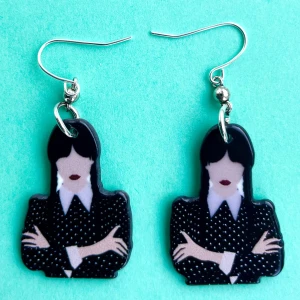 Wednesday örhängen 🖤 - Nickelfria krokar och fri frakt 🖤