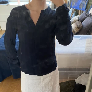 Tröja  - Blus från nümph. Ny med prislapp kvar! Storlek 34 köpt för 650 säljes för 150kr+ frakt eller bud.💕