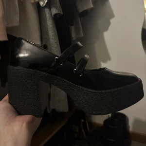 Skor - Hej fina!! Säljer dessa skor då de inte har kommit till användning. Är endast testade inomhus. Jättefina o fint gjorda. Storlek 40.❤️❤️