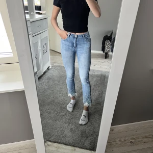 Jeans. - Tajtare jeans med jättefin detalj längst ner, perfekta till våren!  Storlek S. 