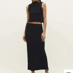 Kjol och topp - Hej säljer både topp och kjol,för 400 då de inte är använt endast testat💘båda är slutsålda på sidan i storlek M🫶🏼skriv för egna bilder eller frågor❤️