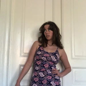 Blommig klänning  - Fin blommig klänning. Använder aldrig. Passar perfekt till alla tillfällen. 