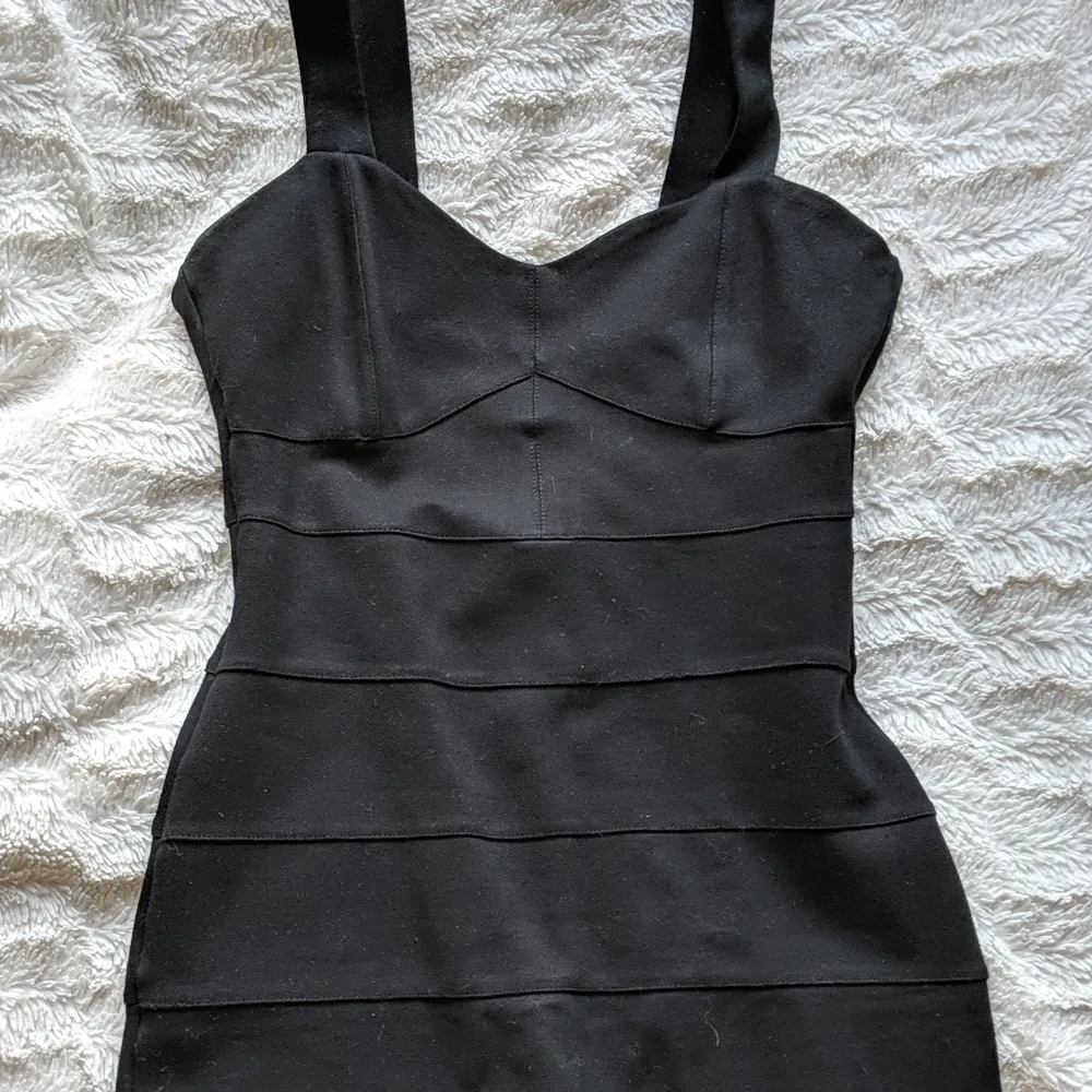 En kort svart klänning från hm. Storlek 36/S/Small. Känns lite figursydd och sitter fint på kroppen. Dragkedja bak på ryggen. Klänningar.