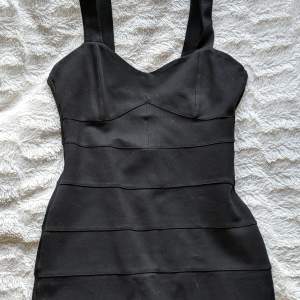 En kort svart klänning från hm. Storlek 36/S/Small. Känns lite figursydd och sitter fint på kroppen. Dragkedja bak på ryggen