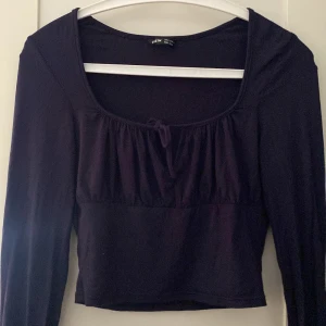 Långärmad topp - Mörkblå långärmad topp från shein med knyt detalj på framsidan, storlek S. Säljer för att den inte kommer till användning. 100kr+ frakt