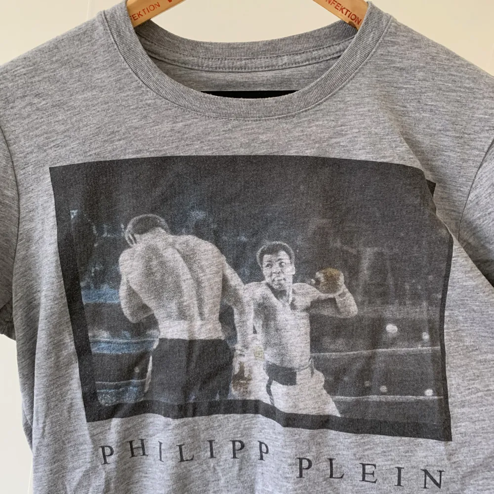 T-shirt från Philipp Plein. I fint skick. Made in Italy. Djur & Rökfritt hem. Nypris: 4 000 kr.. T-shirts.