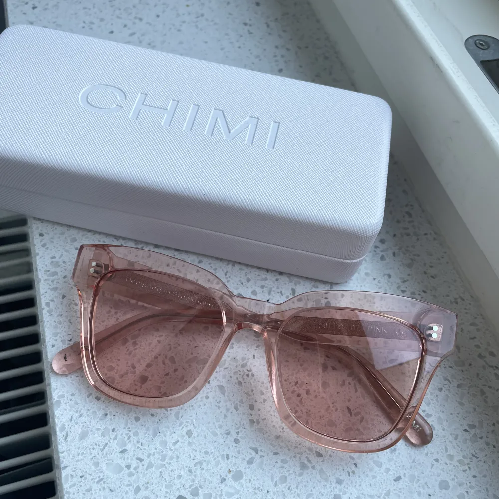 Helt nya, aldrig använda solglassögon från Chimi Eyewear. Storlek: 07, Pink. Kostar: 1250. Säljer för 350kr. Pris kan diskuteras.. Övrigt.
