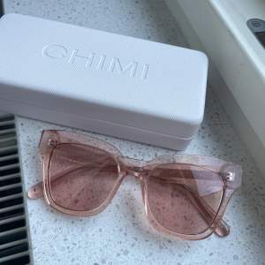 Helt nya, aldrig använda solglassögon från Chimi Eyewear. Storlek: 07, Pink. Kostar: 1250. Säljer för 350kr. Pris kan diskuteras.