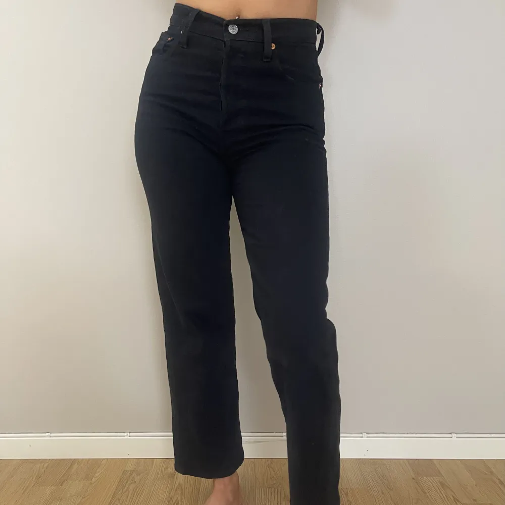 Svarta Levis jeans i modellen Ribcage Straight. Använda fåtal gånger, otroligt bra skick! . Jeans & Byxor.