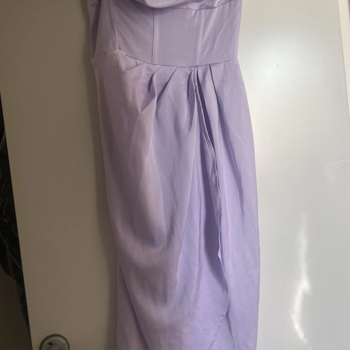 En satin ljus lilla klänning  - 90