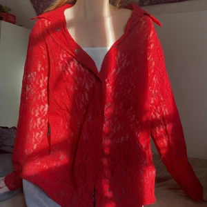 spets tröja - röd spets blus/skjorta från humana, ingen lapp tyvvär. i bra skick, säljer då den inte kommer till användning  längre🤍