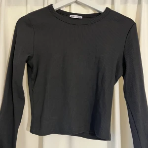 Grå ribbad tröja Bershka  - Grå ribbad långärmad tröja från bershka, oanvänd men kom i ett två-pack så lapp saknas. Storlek M. Orginalpris 130kr