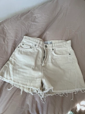 Shorts &otherstories - Elfenbensvita shorts från &otherstories. Gott skick!