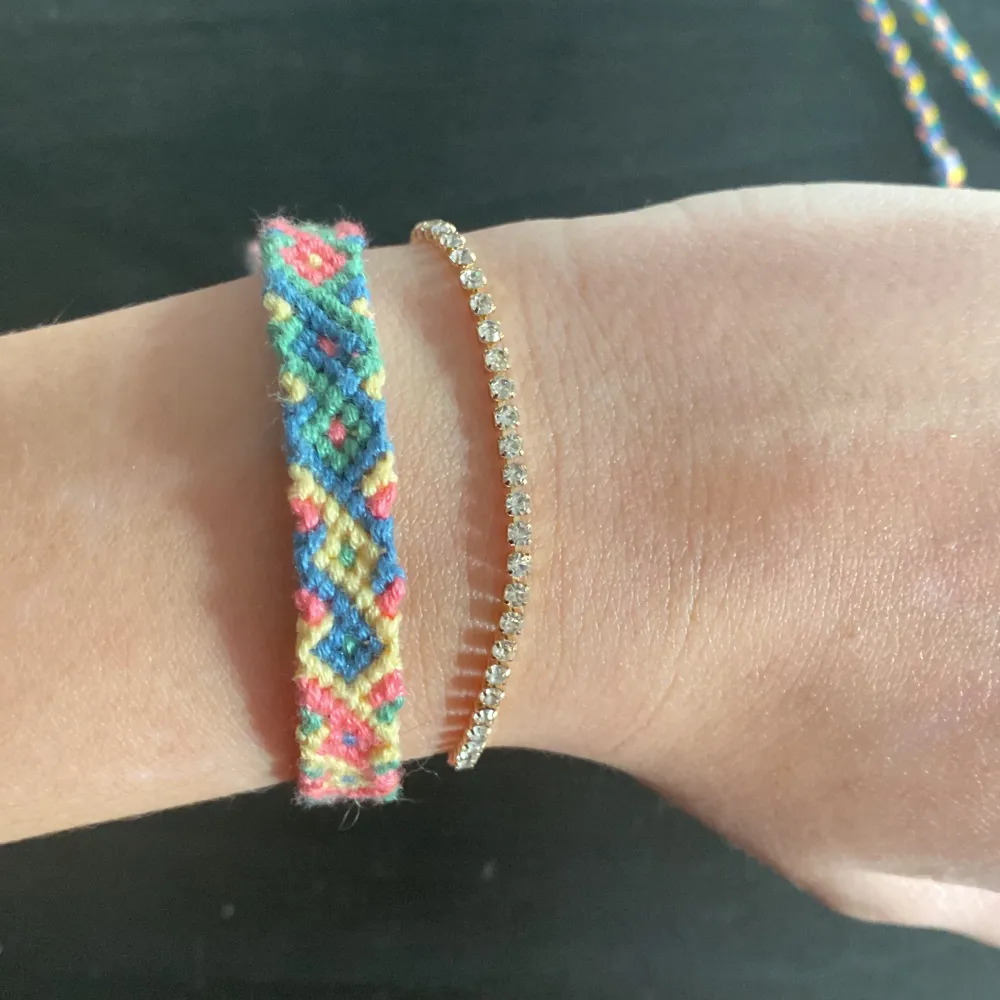 Kompisarmband i rosa, gul, grön och blå färg 🤩‼️Läs min bio för mer info‼️ Kontakta för fler bilder och frågor! (Guldarmband ingår inte). Accessoarer.