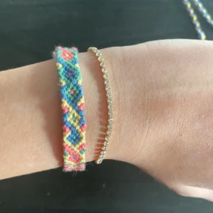 Armband 💗 - Kompisarmband i rosa, gul, grön och blå färg 🤩‼️Läs min bio för mer info‼️ Kontakta för fler bilder och frågor! (Guldarmband ingår inte)