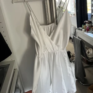 Klännig - Köpt på en marknad i Spanien 🌸 inbyggda shorts! Prislappen kvar då den aldrig kommit till användning tyvärr 