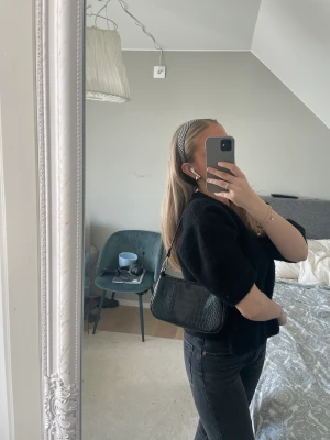 Svart väska - Liten svart axelremsväska i svart. En väska som passar till allt och som är rymlig💕