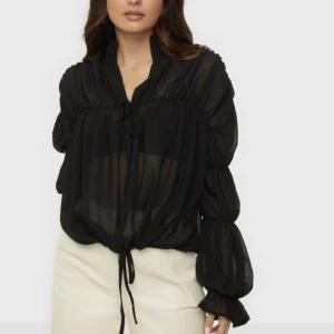 Slutsåld top från missguided - Så snygg meshtop från missguided. Slutsåld. Går att dra åt i midjan