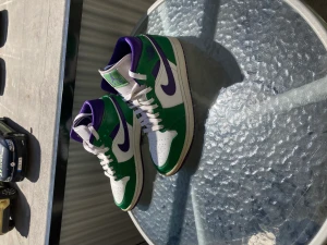 Jordan 1. Incredible hulk  - Fick dem i present har inte använt dem så mycket och säljer dem nu för att dem inte passar mig längre. I affär så vet jag att dem kostar upp till 5000 kronor. Men jag säljer dem här för 1000 kronor eftersom jag vill få dem sålda. PRIS KAN DISKUTERAS 