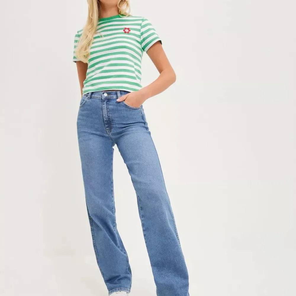 Jätte snygga dr denim jeans i modellen echo som är sparsamt använda. Nypris 699, säljer för 250.💕💕. Jeans & Byxor.