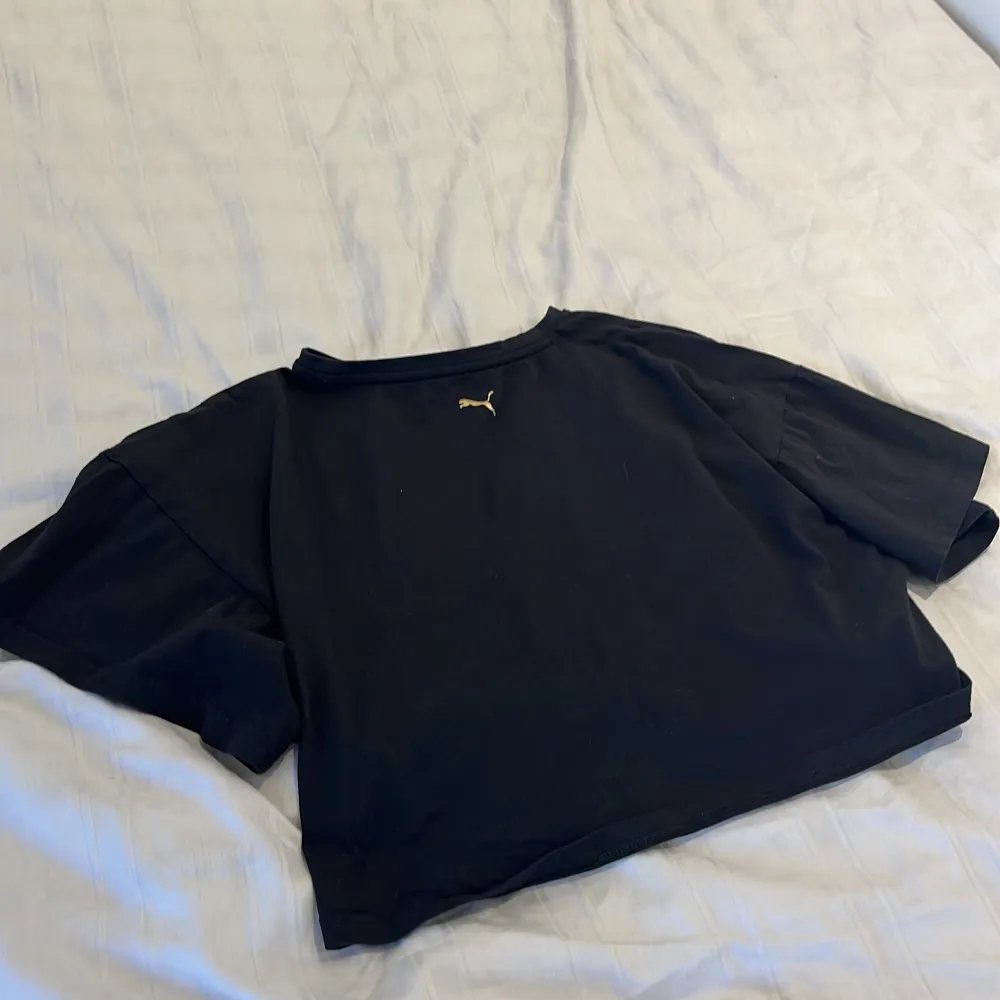 En svart puma t-shirt, typ som en magtröja och lite oversized och tvättas innan skick. T-shirts.