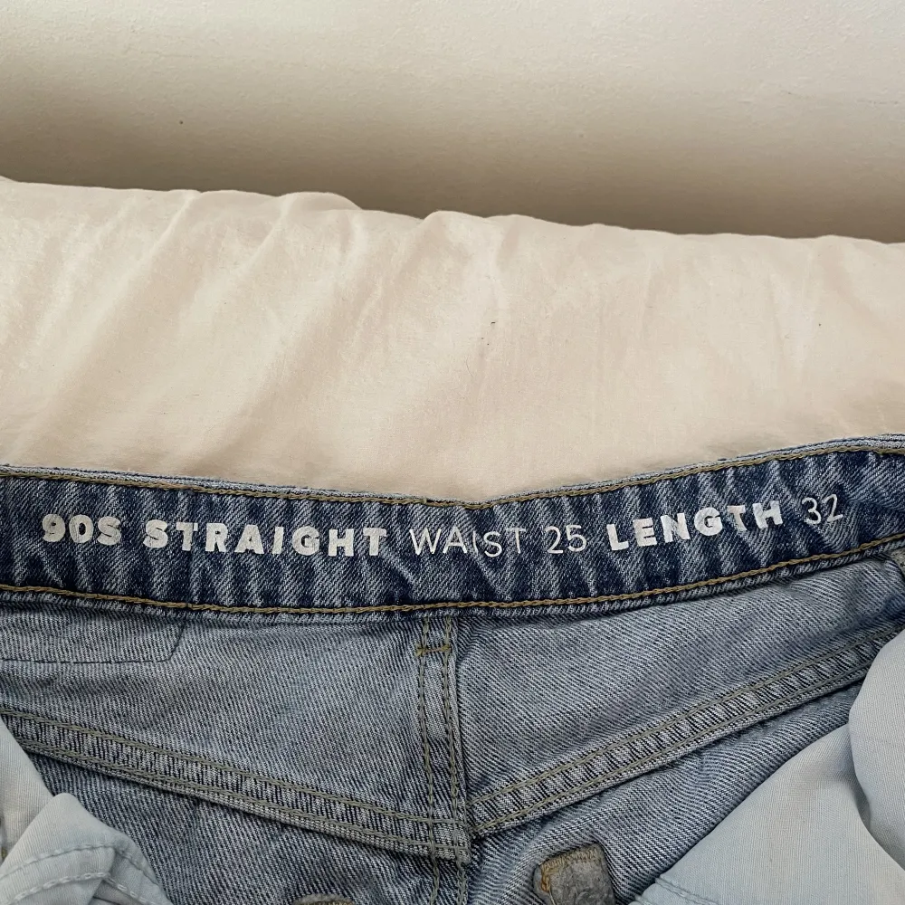 Mellanblå jeans i modellen 90s straight från bikbok i storlek w25 l32. Använda, men i superbra skick. Nypris 599 kr Säljer då jag inte använder dem längre💞. Jeans & Byxor.