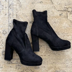 Klackskor - Snygga svarta klackskor i faux suede. Använda ett fåtal gånger. Fint skick<3