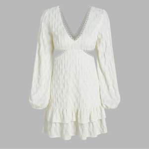 Säljer denna vita klänning som jag köpte på plick, den är slutsåld online. Säljer på grund av att jag köpt hem för många klänningar! 