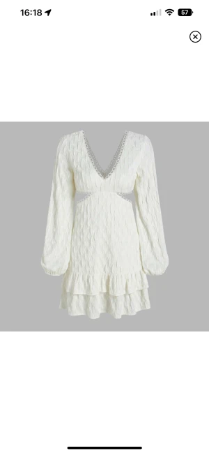 Studentklänning  - Säljer denna vita klänning som jag köpte på plick, den är slutsåld online. Säljer på grund av att jag köpt hem för många klänningar! 
