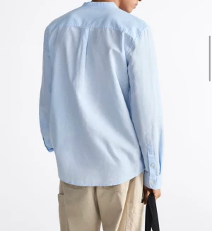 Linneskjorta zara herr - En ljusblå linneskjorta från zara använd 1 gång. 