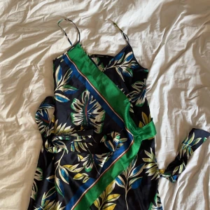 Klänning från Zara  - Denna klänningen är i bra skick och kommer från Zara den är inte använd. Storleken är XS. Materialet på den är silketyg. Hoppas den kan komma till en nöjd kund.