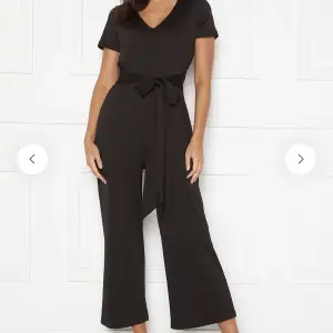 Svart jumpsuit köpt på bubbleroom för 549kr. Aldrig använd! Stretchigt svalt matrial ☺️