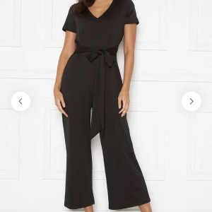 Jumpsuit  - Svart jumpsuit köpt på bubbleroom för 549kr. Aldrig använd! Stretchigt svalt matrial ☺️