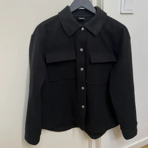 Svart jacka Gina Tricot  - Svart vårjacka från Gina Tricot  Storlek xs 