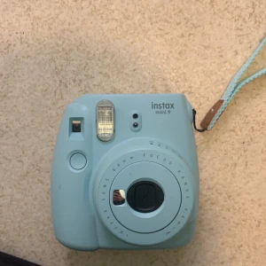 Instax mini kamera - Använd 1 gång. Säljer pågrund av att jag ej använder den