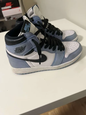 Jordan 1 high university blue strlk 42 - Säljer nu mina Jordan 1 som är i jätte fina skick. Har använt skorna ett par gånger och de är inte creesade och går att rengöra så att de ser helt nya ut. Flera bilder om du vill legit checka. 