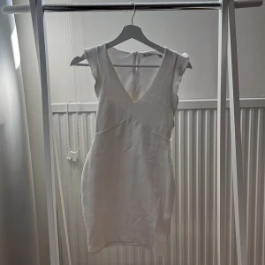 Studentklänning  - Studentklänning, midsommarklänning eller bara fin sommarklänning. Ger snygg ⏳-figur, lite tjockare material.