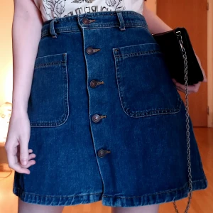Zara Denim Kjol M - Säljer nu denna fina denim kjolen i size M i nyskick från Zara.💙 Kjolen har fickor framtill 😊  Paketeras väl innan den skickas   Vid frågor eller funderingar kontakta mig gärna 🤝🌞🌻  Ha en trevlig dag 