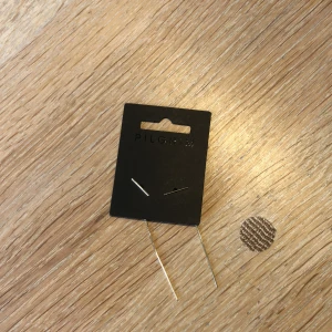 Guldiga örhängen från pilgrim💛💛 - Jättefina gulliga örhängen från pilgrim!💛 Aldrig andvänt och helt i nyskick😃