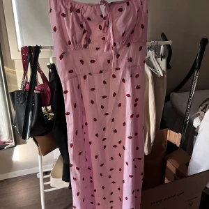 Klänning  - Lång söt klänning med jordgubbar på, köparen står för frakt 