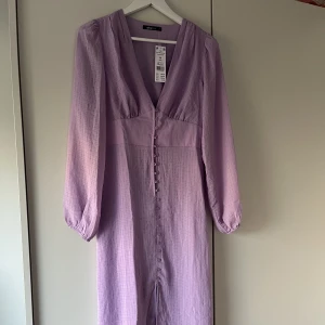 Mindy button down dress gina - Oanvänd klänning från gina. Storlek 38 men passar bättre en 36:a 