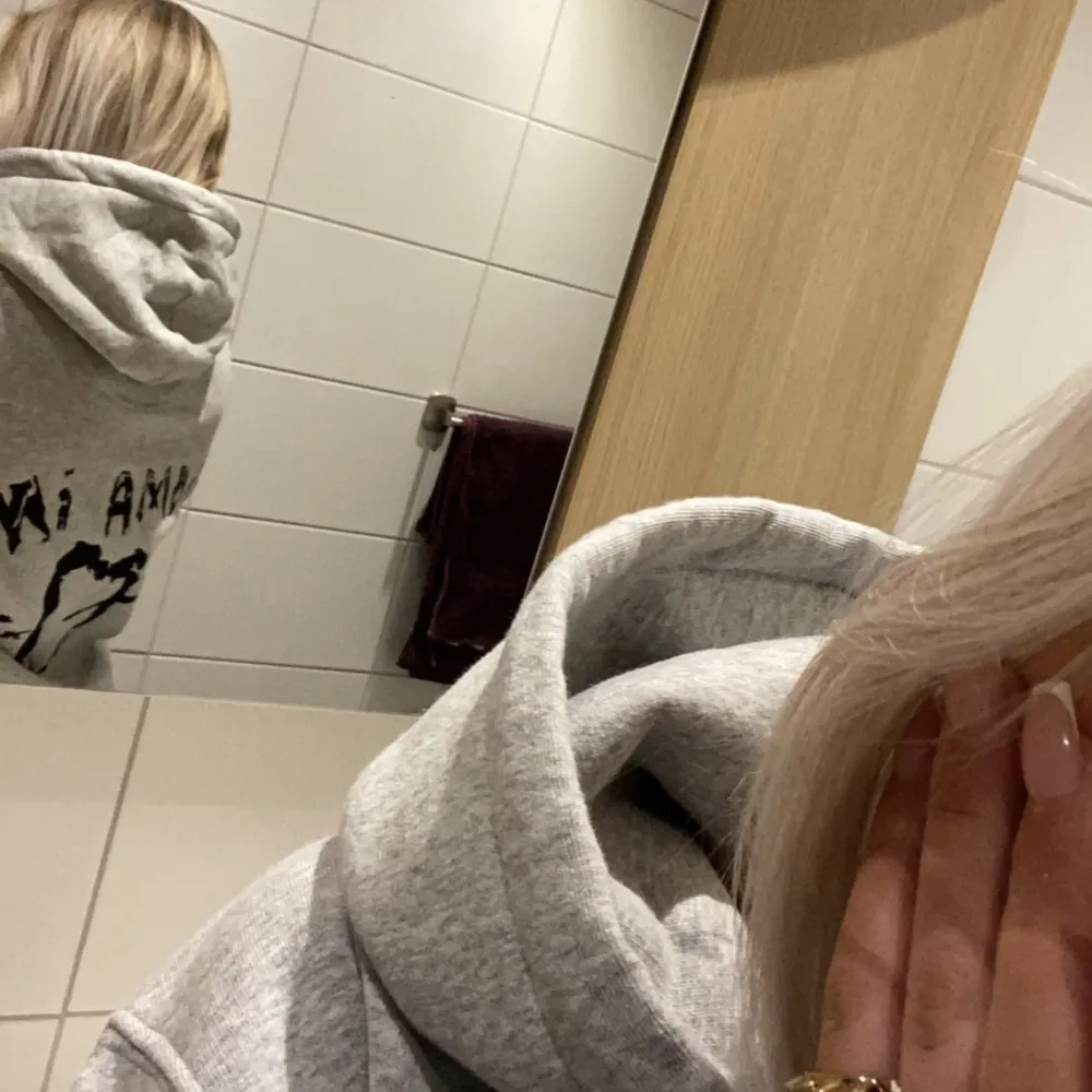 säljer min grå Mi Amor hoodie, nypris 2000kr, . Tröjor & Koftor.