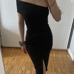 Svart festklänning  - Svart festklänning från Missguided. Använd vid endast 1 tillfälle så den är som ny. 