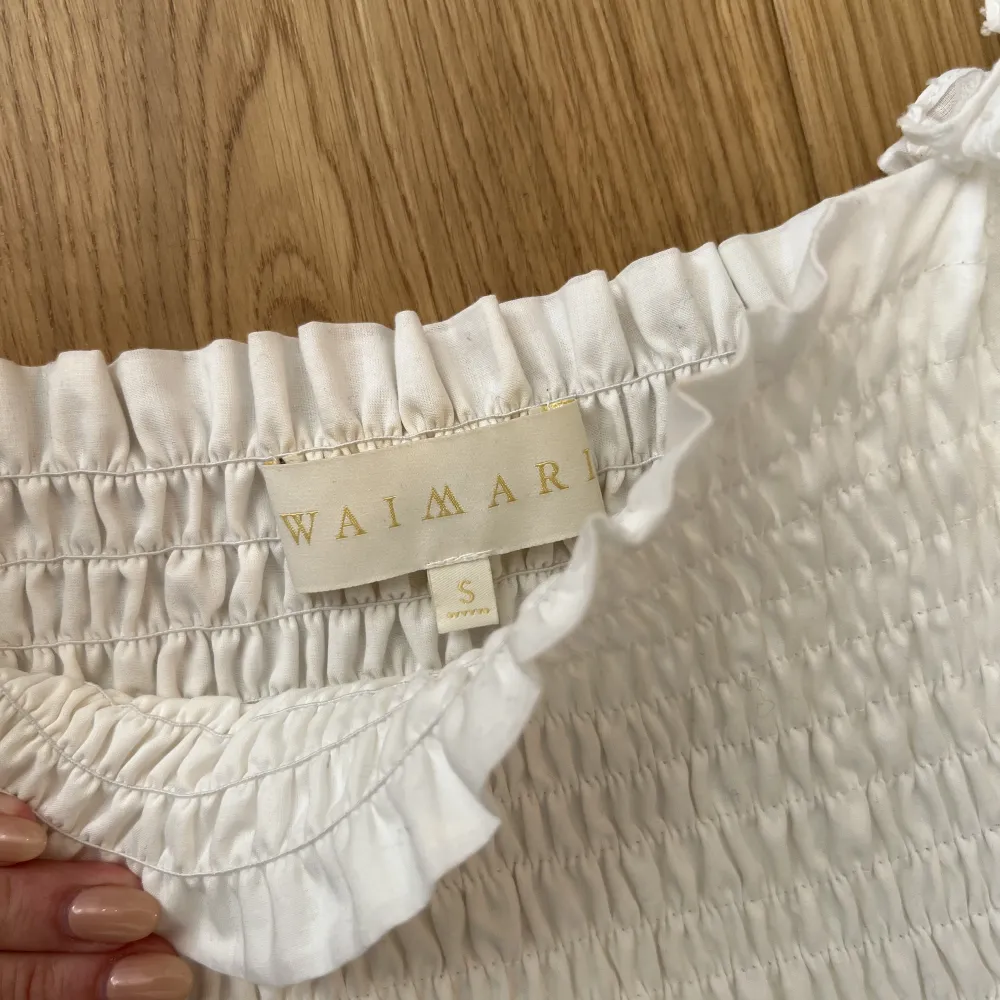 Säljer denna så fina vita långklänning från märket Waimari. Perfekt till balen/studenten/sommaren.   Endast använd en gång och därför i perfekt skick. Storlek S men är väldigt stretchiga så den passar även M.   Köpt för 4000kr och säljer för 2500kr.💕. Klänningar.