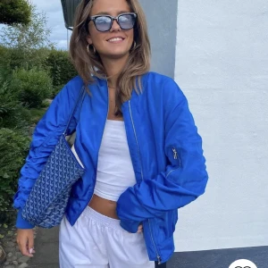 Bomberjacka 😍 - Säljer denna sjukt snygga och oanvända bomberjacka från Nelly storlek 34😍😍 lånade bilder