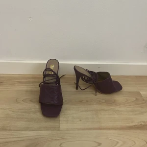 Mörklila klackar - Aldrig använda 