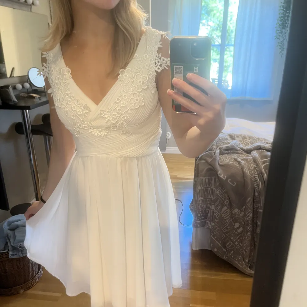 Jätte fin vit klänning som är perfenu till sommaren! Endast använd en gång💓💓. Klänningar.